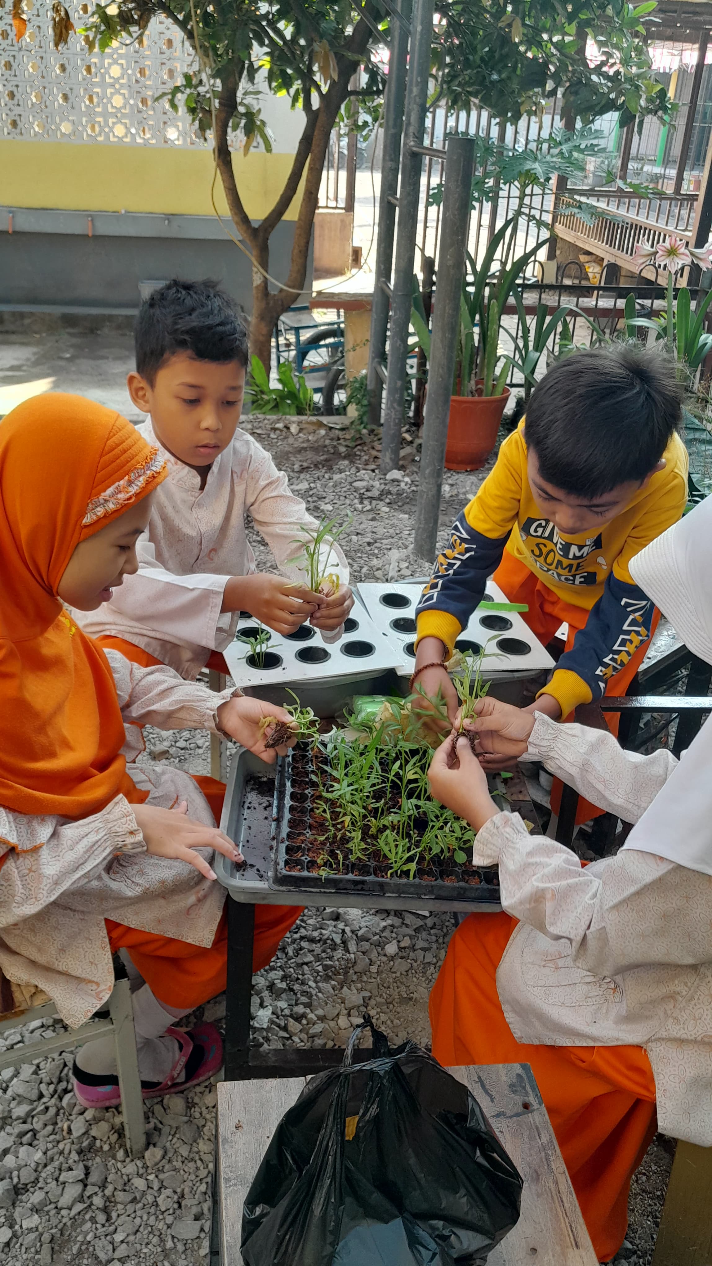 Peserta didik terlibat aktif dalam pemeliharaan tanaman di Green School SDIA